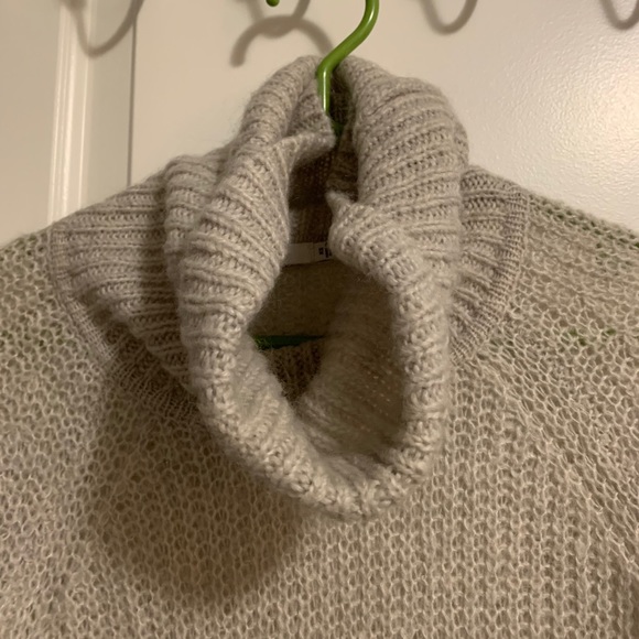 Aritzia Talula Lightweight Turtleneck Sweater - Picture 4 of 6